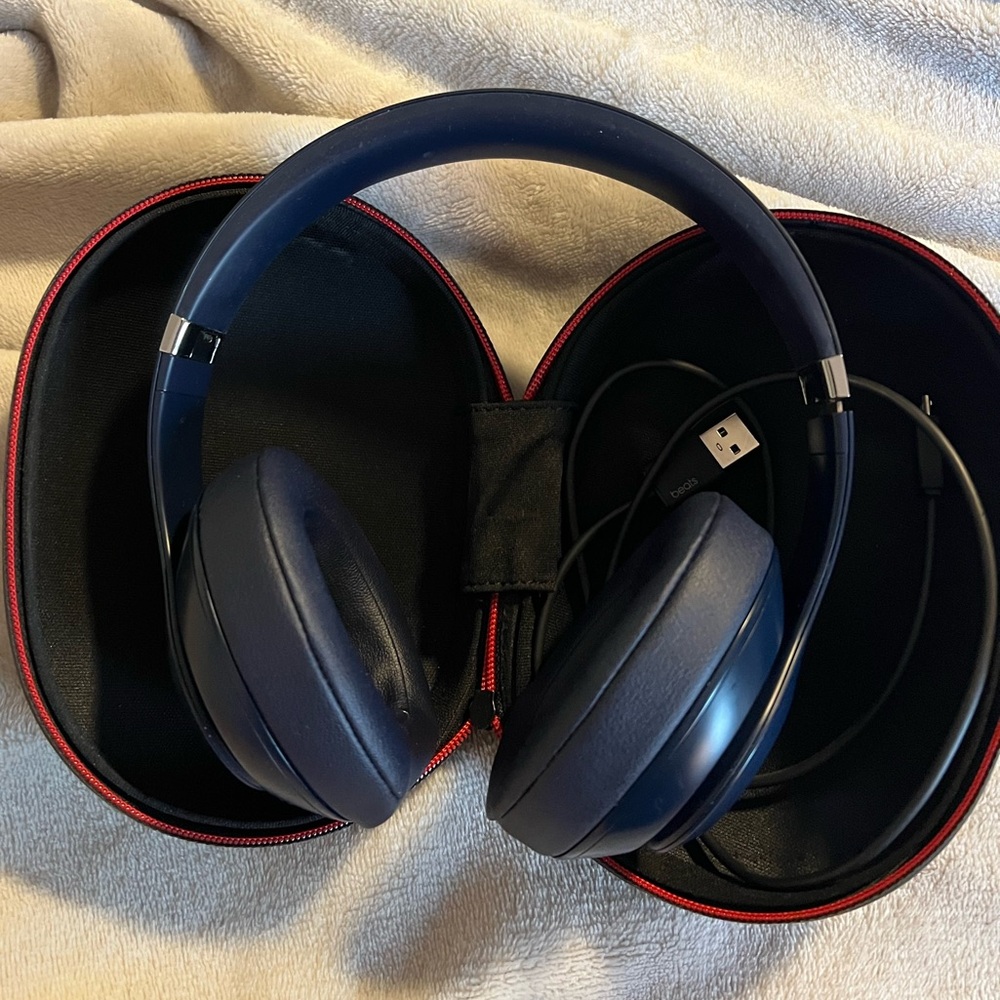Beats Studio³ Wireless Noise Cancelling Headphones navy blue